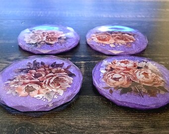 Handgefertigtes Untersetzer-Set aus Epoxidharz mit einem lila Hintergrund-Blumenmotiv
