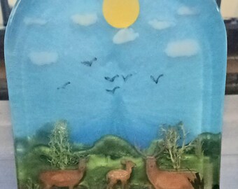 Handgefertigter bogenförmiger Epoxidharz. Dekoratives Naturszenen Diorama. Hirschfamilie in einer Graslandschaft