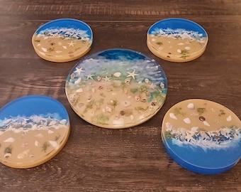 Handgefertigtes Serviertablett und Untersetzer Set.  Muscheln und Meereswellen Szene
