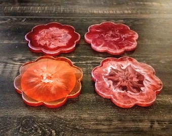 Handgefertigtes blumenförmiges Epoxidharz-Untersetzer-Set in den Farben Rot und Weiß marmoriert