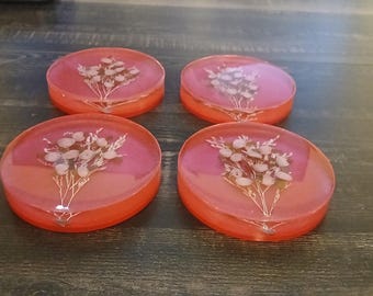 Handgefertigtes Untersetzer Set aus Harz, mit einem Arrangement aus weißen Rosen auf einem rötlichen Hintergrund