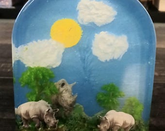 Handgefertigtes dekoratives Natur-Diorama aus Epoxidharz. Nashorn Familie