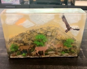 Handgefertigtes dekoratives Natur-Diorama aus Epoxidharz. Hirschfamilie in Berglandschaft