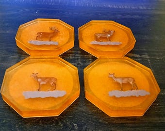 Handgefertigtes, achteckiges Untersetzer-Set aus Epoxidharz mit Hirschen auf einem orangefarbenen, glitzernden Hintergrund