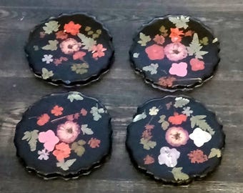 Handgemachtes Resin Geode Untersetzer Set.                      Gepresste Blumen und Blätter in einem schwarzen Hintergrund