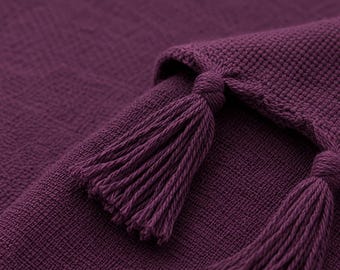 Coperta color prugna, coperta in cotone intrecciato, coperta con nappe, coperta accogliente per divano, arredamento in stile rustico, complemento d'arredo boho.