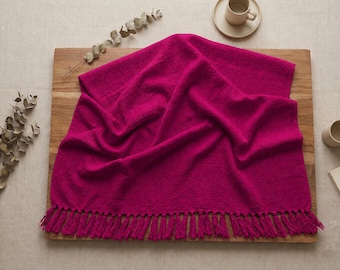 Narzuta bawełniana w kolorze magenty z frędzlami, ręcznie tkany narzuta, narzuta na sofę w stylu boho, wystrój domu w stylu rustykalnym,