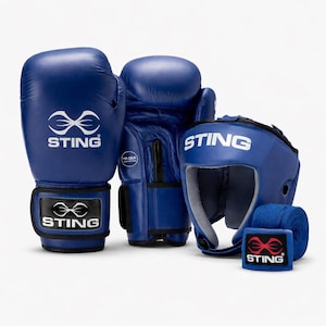 以下が含まれることがあります： 青色のボクシング用具一式。グローブ、ヘッドギア、ハンドラップが含まれています。グローブとヘッドギアには白字で「STING」の文字がプリントされています。ハンドラップにも白字で「STING」の文字がプリントされています。