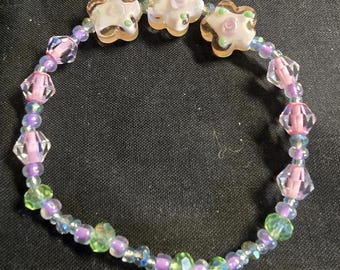 Pulseira delicada em tons pastel com miçangas – feita à mão com miçangas florais de vidro e cristal.