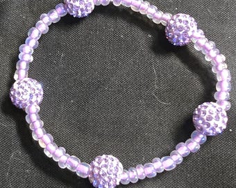 Pulseira elástica com contas de lavanda brilhante