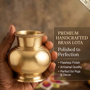Può includere: Un lota in ottone lucido con corpo arrotondato e bordo largo. Il testo sull'immagine recita: PREMIUM HANDCRAFTED BRASS LOTA, Polished to Perfection, Flawless Finish, Artisanal Quality, Perfect for Puja & Decor, con un banner NEW.