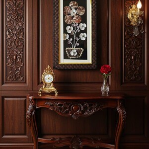 K&ouml;nnte beinhalten: Eine Konsole aus dunklem Holz mit kunstvollen Schnitzereien, ein gerahmtes Muschelbild und eine goldene Uhr. Eine rote Rose in einer Glasvase steht auf dem Tisch. Die Wand ist mit dunklem Holz verkleidet und hat eine dekorative Wandleuchte.