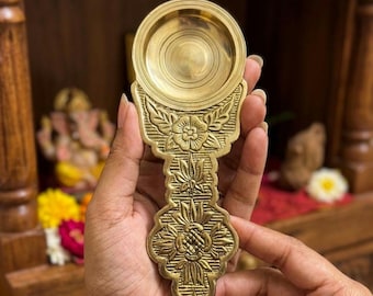 Handgemachte Messing Aarti Löffel | Blumenmuster Aarti Diya Halter, Ritual Dekor