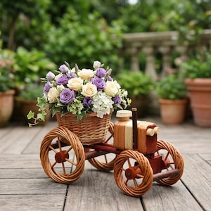 Puede incluir: Un tractor decorativo de madera con ruedas de mimbre y una cesta llena de flores moradas, crema y blancas. El tractor tiene un motor marrón y beige y está sobre una superficie de madera.