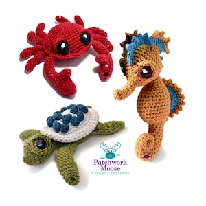 K&ouml;nnte beinhalten: Geh&auml;kelte Meeresbewohner: eine rote Krabbe, ein Seepferdchen mit blauen und orangen Akzenten und eine gr&uuml;ne Schildkr&ouml;te mit blau-wei&szlig;em Panzer. Das Logo von Patchwork Moose Crochet Patterns ist zu sehen.