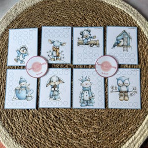 Op de afbeelding: Een verzameling geïllustreerde kaarten met winterdieren, waaronder een pinguïn en een uil, en een rond logo "Funny with Money". Elke kaart heeft een reeks cirkels.