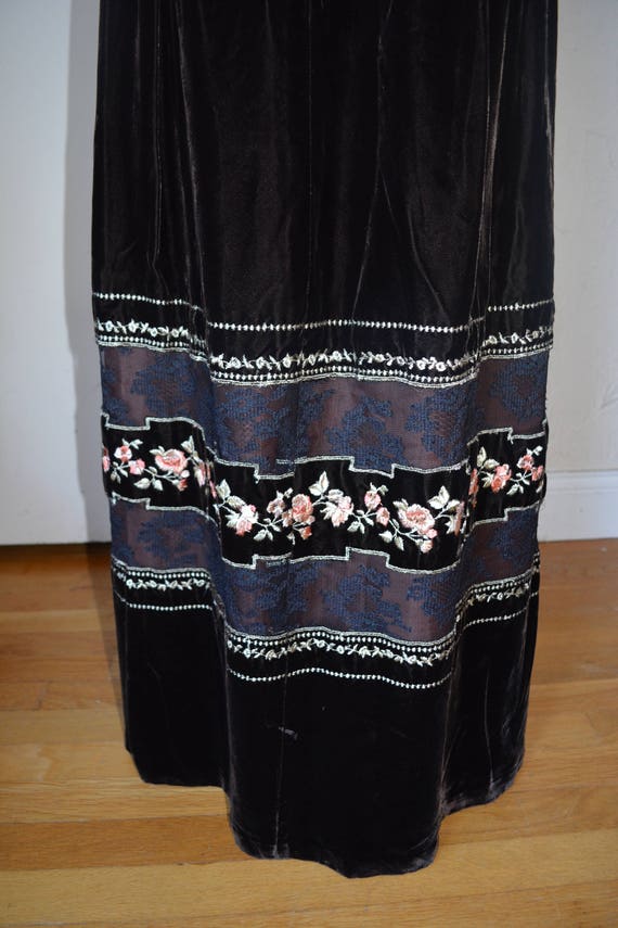 Beautiful vintage 1970's brown velvet floral and … - image 6