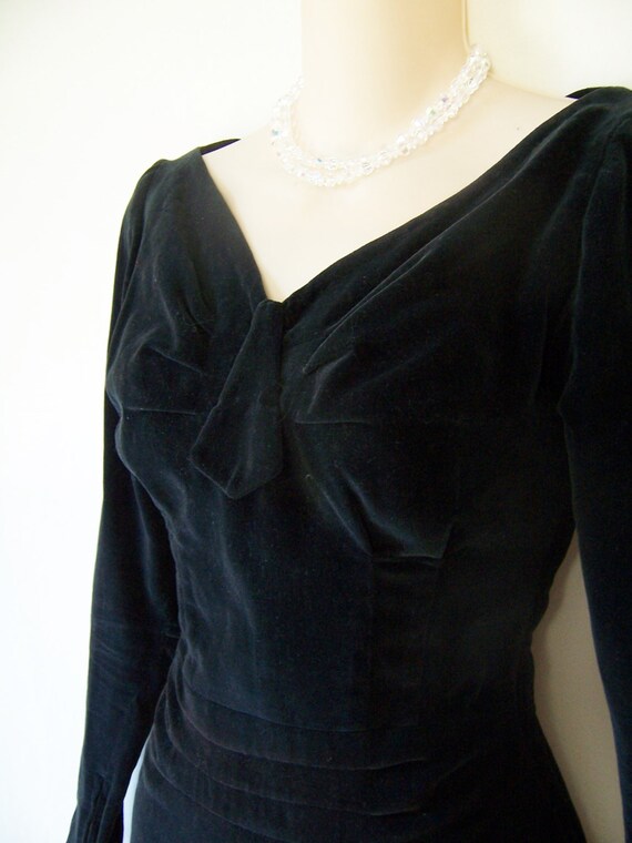 BOMBSHELL vintage 1950's black velour velvet wigg… - image 4