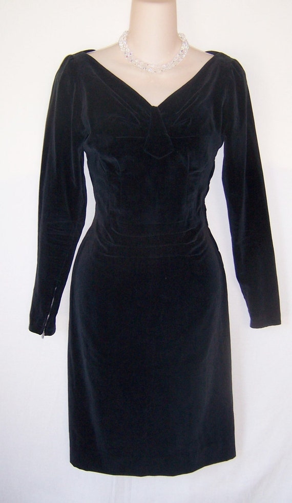 BOMBSHELL vintage 1950's black velour velvet wigg… - image 1