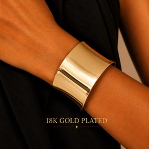 Breites Armband mit Manschette, 18 Karat vergoldet, minimalistisches offenes Armband, Statement-Schmuck, Geschenk für Sie