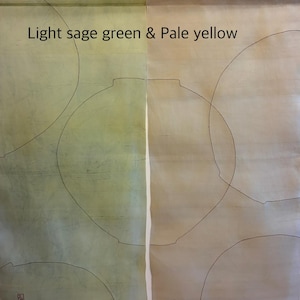 Può includere: Due pannelli verticali in tessuto, uno verde salvia chiaro e uno giallo pallido, con sottili disegni a linee nere di forme di vasi circolari. Il testo Light sage green & Pale yellow è stampato in alto. È visibile un piccolo sigillo rosso.