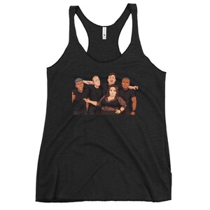 Könnte beinhalten: Dunkelgraues Racerback-Tanktop mit einer Cartoon-Illustration von sechs Personen. Die Illustration zeigt eine Gruppe verschiedener Personen in schwarzer Kleidung, die sich gegenseitig umarmen. Das Tanktop ist aus einem weichen, bequemen Material gefertigt.