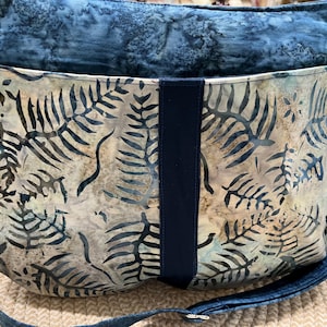Bolso bandolera/cartera de tela batik artesanal con bolsillos exteriores y correa ajustable.