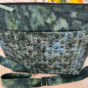 Bolso bandolera/cartera de tela batik artesanal con bolsillos exteriores y correa ajustable