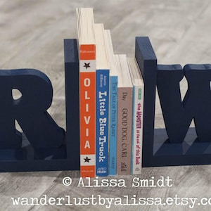 Sujetalibros con letras de color azul marino, sujetalibros con iniciales, sujetalibros personalizados de madera, creados a medida para coordinar con su decoración (sujetalibros con letras)
