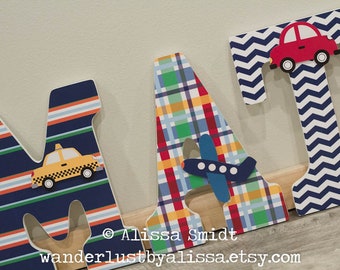 Letras para guardería de Brody, con diseño de camiones, aviones y letras de madera personalizadas para guardería. Tema de transporte (guardería para niños, coche, camión, azul marino, rojo)