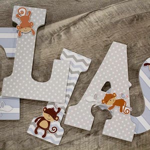 Mod Monkey Letters - Letras personalizadas, letras de madeira para berçário (macaco, animais da selva, azul, cinza, cinza) 9 polegadas