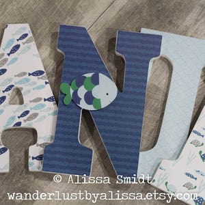 Letras de Oceanía, letras de madera personalizadas con diseño de pez, ballena y pulpo bajo el mar, tamaño de 9 pulgadas (diseñadas para combinar con la ropa de cama para guardería de Oceanía)