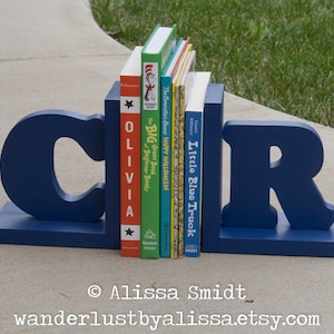 Sujetalibros de letras, sujetalibros con iniciales, sujetalibros personalizados de madera: creados a medida para coordinar con su decoración (sujetalibros con letras, sujetalibros con nombres)