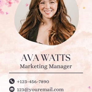Puede incluir: Diseño de tarjeta de visita con una mujer sonriente de pelo largo y castaño. La tarjeta incluye el nombre "AVA WATTS", el título "Marketing Manager" e información de contacto: número de teléfono, correo electrónico y sitio web. El fondo tiene un diseño floral.