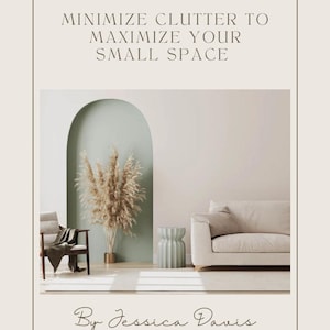 Könnte beinhalten: Beige-farbene Innenraumgestaltung mit dem Text „MINIMIZE CLUTTER TO MAXIMIZE YOUR SMALL SPACE“ und „By Jessica Davis“. Das Bild zeigt ein Wohnzimmer mit Sofa, Stuhl und dekorativen Elementen, das einen minimalistischen Stil aufweist.