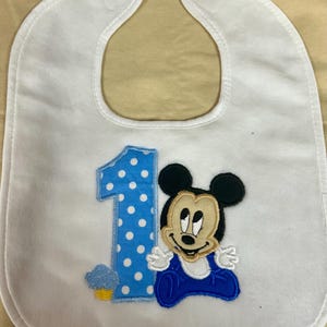 刺繍入りベビーミッキーテリークロスビブ/パーソナライズ可能