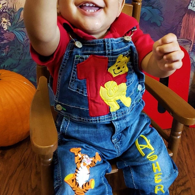 くまのプーさんのバースデーオーバーオール - 1歳の誕生日の衣装