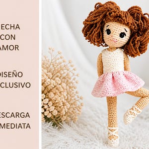 Puede incluir: Muñeca de bailarina de ganchillo con cabello de hilo marrón, un top blanco y un tutú rosa. La muñeca posa con una pierna levantada, usando zapatillas de ballet blancas. La imagen incluye texto que dice "HECHA CON AMOR", "DISEÑO EXCLUSIVO", y "DESCARGA INMEDIATA".