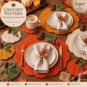 Peut inclure: Un ensemble de modèles au crochet pour sets de table et sous-verres en forme de citrouille. L'image montre des napperons orange, crème et verts sous des assiettes et des tasses, avec le texte CROCHET PATTERN Placemat & Coaster Set.