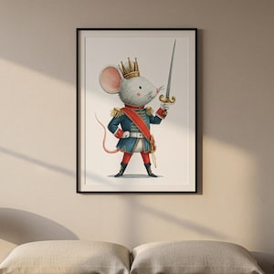 Puede incluir: Impresión enmarcada que presenta un ratón de dibujos animados vestido con un uniforme de guardia real, con corona y espada. El ratón lleva un uniforme azul y rojo. La obra de arte se exhibe sobre una cama con ropa de cama de tonos neutros.