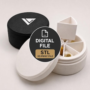 Könnte beinhalten: Ein runder, weißer Pillenorganizer mit sechs Innenfächern und einem abnehmbaren dreieckigen Deckelteil. Ein schwarzer, runder Deckel mit weißem Logo liegt daneben. Ein Etikett zeigt: DIGITAL FILE STL 3D PRINT FILE.