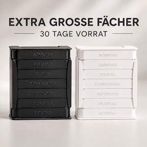 Könnte beinhalten: Ein schwarzer und ein weißer vertikaler Tabletten-Organizer mit sieben übereinanderliegenden Fächern, beschriftet mit den Wochentagen von Montag bis Sonntag. Der Text darüber lautet EXTRA GROSSE FÄCHER und 30 TAGE VORRAT in dunkelgrauen Großbuchstaben.