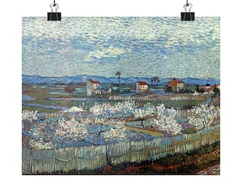 Puede incluir: Una impresión de una pintura de paisaje que representa un campo de árboles en flor blancos detrás de una valla de madera. El cielo es una mezcla de azul y blanco, con edificios y montañas al fondo.