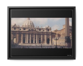 Puede incluir: Impresión en lienzo enmarcada que muestra una vista detallada de la Basílica de San Pedro en la Ciudad del Vaticano. La imagen muestra la arquitectura, la cúpula, las columnas y la plaza, con un marco negro.
