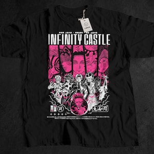 Może przedstawiać: Czarna koszulka z graficznym wzorem z białym napisem "INFINITY CASTLE". Projekt zawiera portrety postaci z anime w kolorze różowym i białym, z japońskim tekstem i symbolami.
