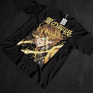 Może przedstawiać: Czarny t-shirt z żółto-brązową postacią z anime, żółtymi błyskawicami i japońskim tekstem. Postać ma żółte oczy i trzyma miecz. Koszulka ma metkę z napisem "LARGE".