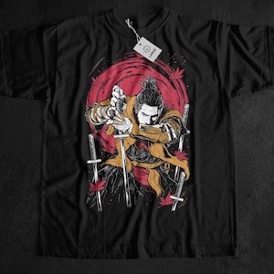 Może przedstawiać: Czarna koszulka z grafiką samuraja z mieczami, na czerwonym okrągłym tle. Wojownik jest w żółtym i brązowym stroju, z liśćmi klonu i mieczami. Etykieta głosi "LARGE".