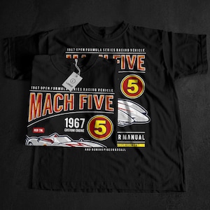 以下が含まれることがあります： グラフィックデザインの黒いTシャツ2枚。デザインは、赤と黄色の「MACH FIVE」の文字、年号「1967」、数字「5」を特徴としています。シャツには「1967 OPEN FORMULA SERIES RACING VEHICLE」の文字も含まれています。