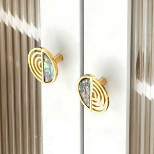 Bouton d'armoire en coquillage naturel : poignées demi-cercle en laiton, boutons en abalone