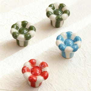 Pomo de cerámica con forma de flor para armario: colorido tirador para habitación infantil.